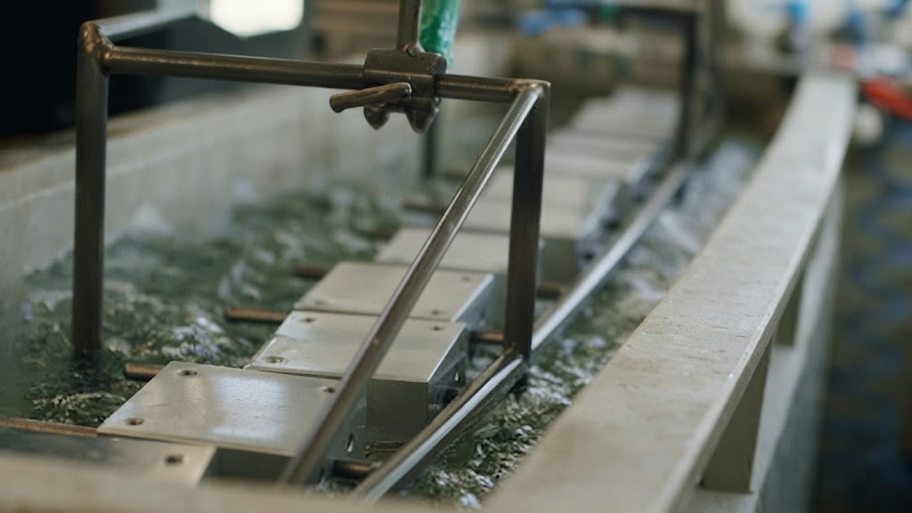 Proses electro plating komponen logam di lini produksi Berkah Jaya Plating